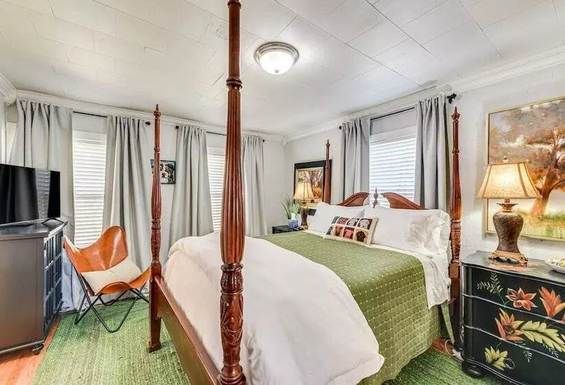 The Farmhouse  In Fort Lawn W/ Fire Pit & Deck!