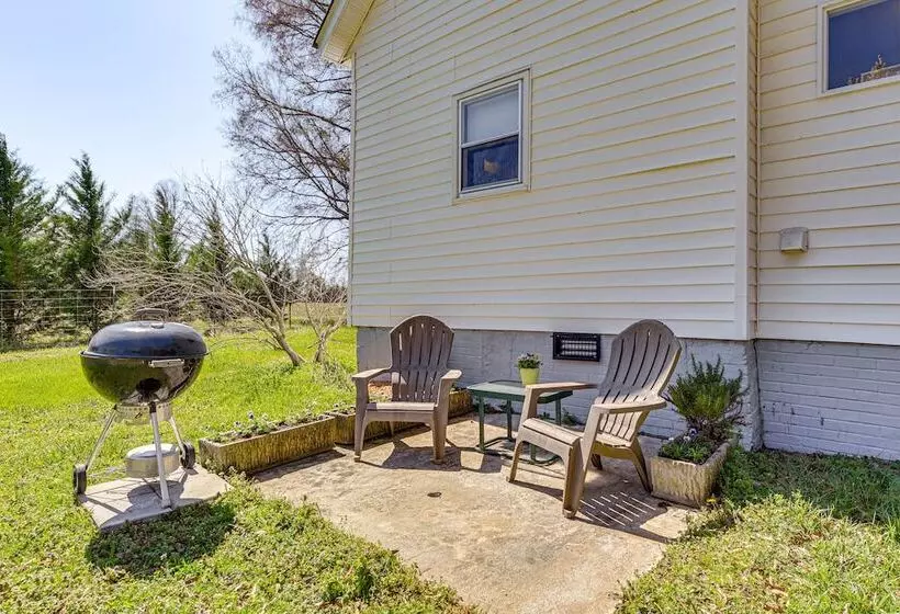 The Farmhouse  In Fort Lawn W/ Fire Pit & Deck!