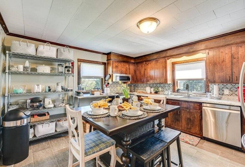 The Farmhouse  In Fort Lawn W/ Fire Pit & Deck!