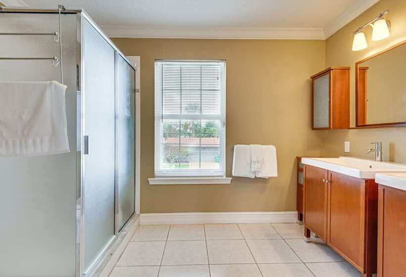 Spacious Waterfront Home In Merritt Island W/ Pool