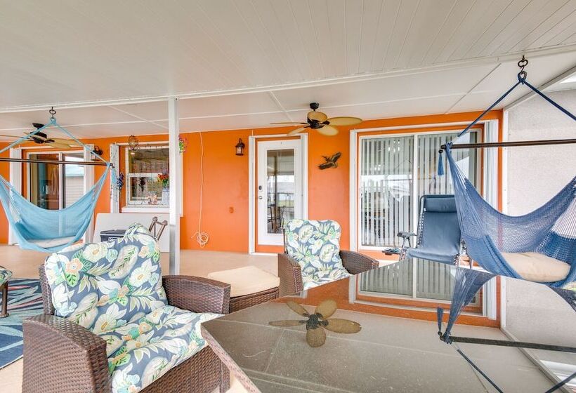 Spacious Waterfront Home In Merritt Island W/ Pool