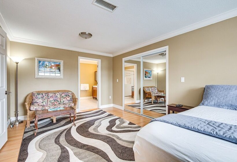 Spacious Waterfront Home In Merritt Island W/ Pool