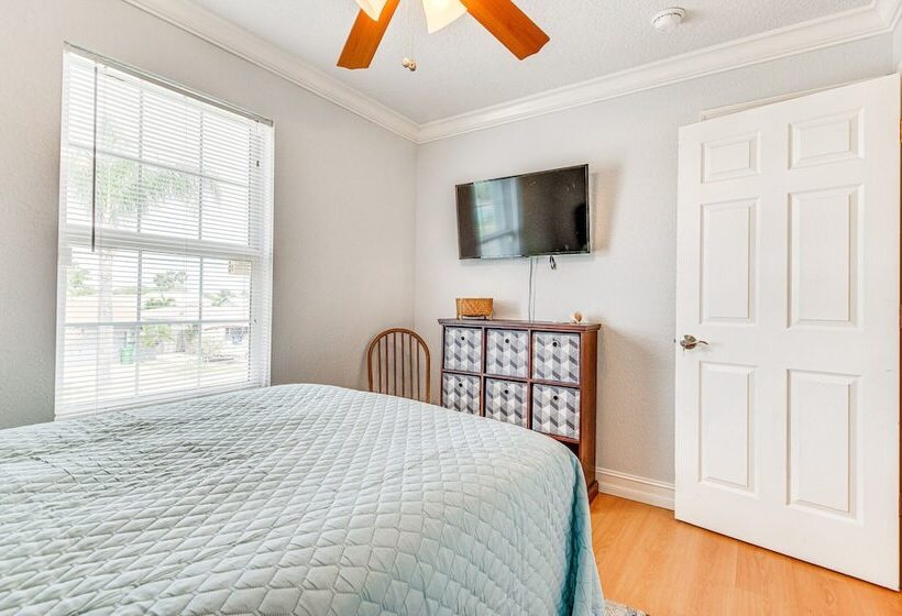 Spacious Waterfront Home In Merritt Island W/ Pool