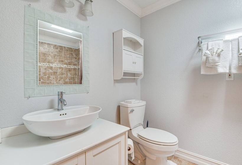 Spacious Waterfront Home In Merritt Island W/ Pool