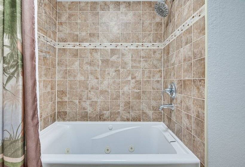 Spacious Waterfront Home In Merritt Island W/ Pool