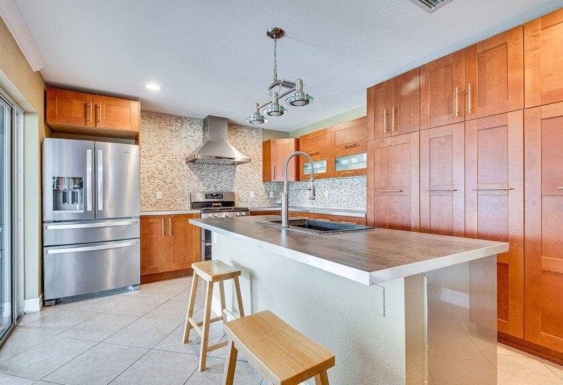 Spacious Waterfront Home In Merritt Island W/ Pool