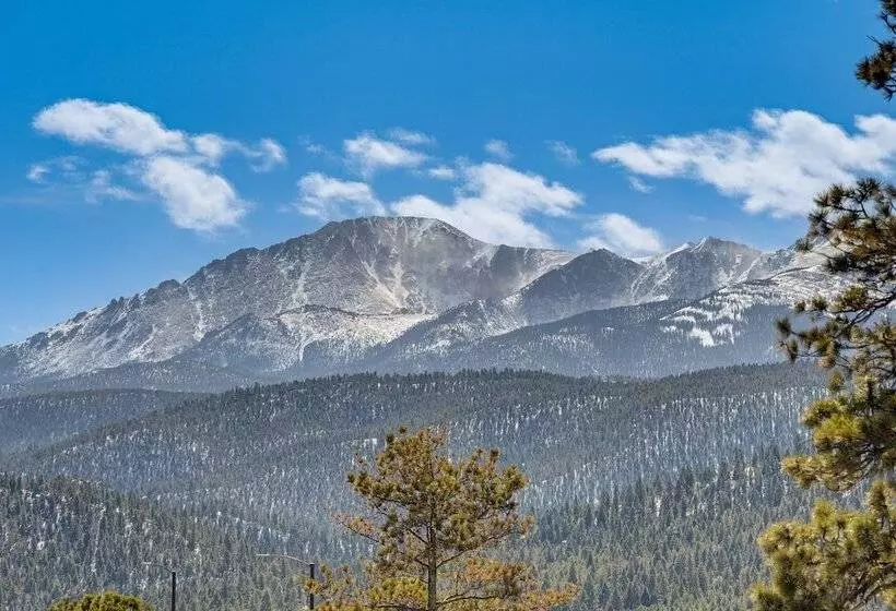 Woodland Park Chalet W/ Deck, Grill & Mtn Views!