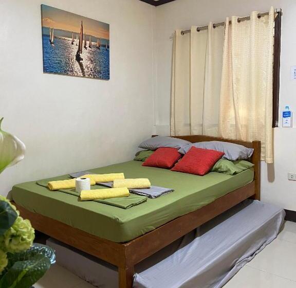 בית מלון כפרי Alona Bohol Backpackers Hostel