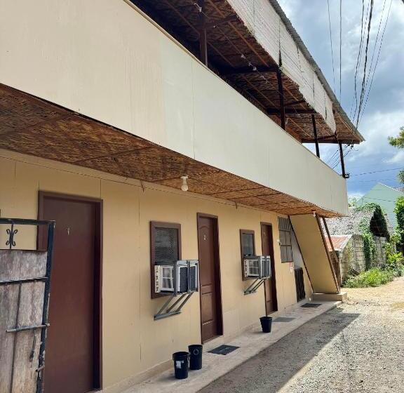 בית מלון כפרי Alona Bohol Backpackers Hostel