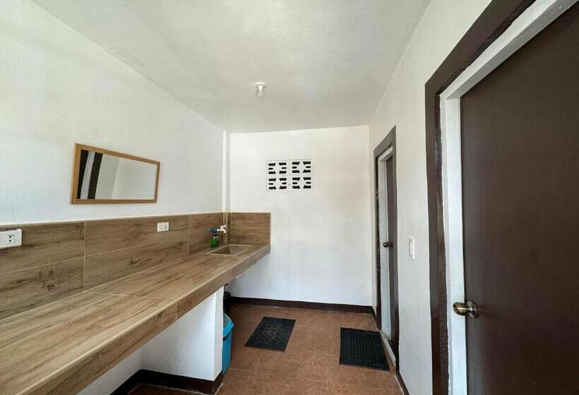 בית מלון כפרי Alona Bohol Backpackers Hostel