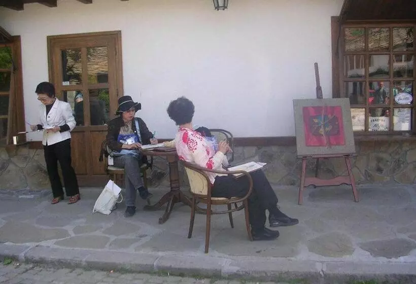 هتل Art M Gallery