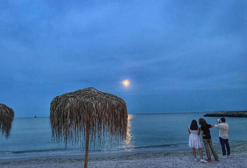 هتل At The American S