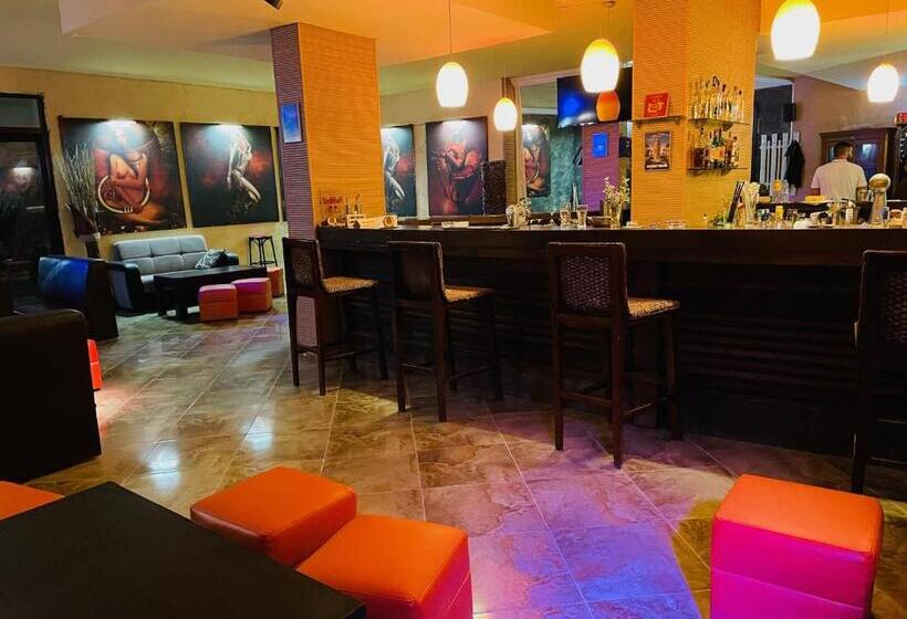 هتل At The American S