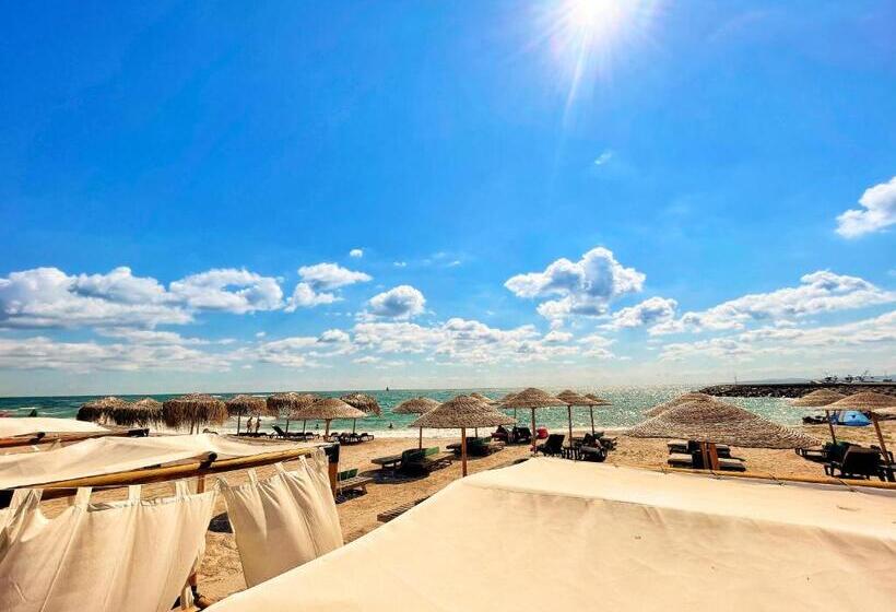 هتل At The American S