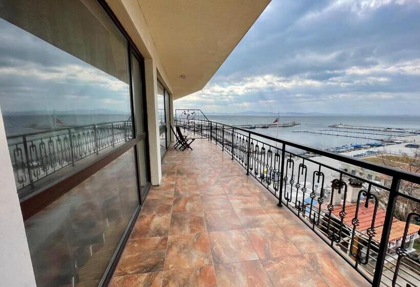 هتل At The American S