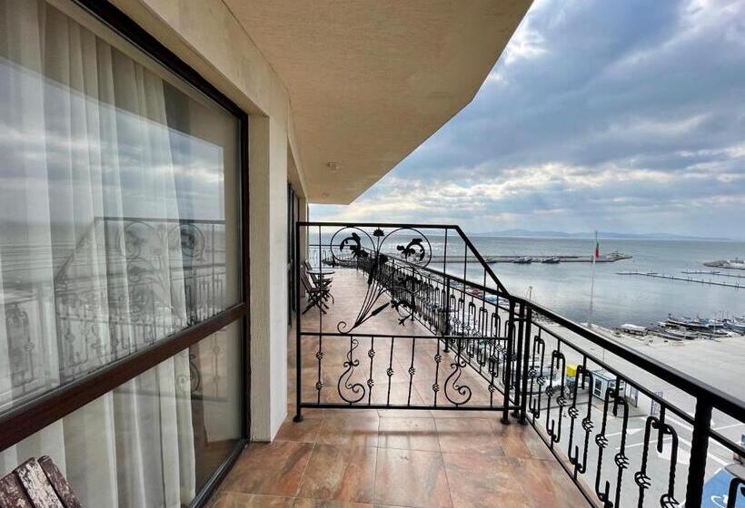 هتل At The American S