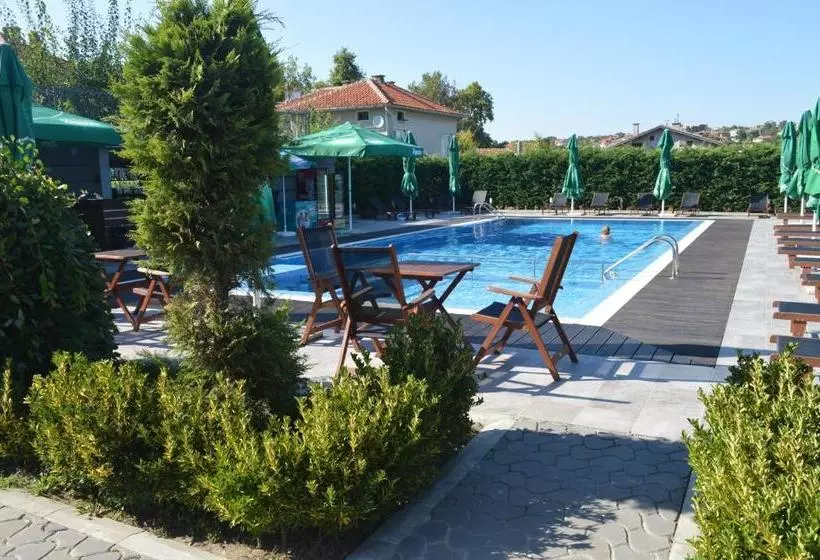 Hotelli Iva Resort