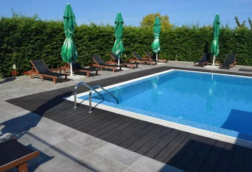 Hotelli Iva Resort