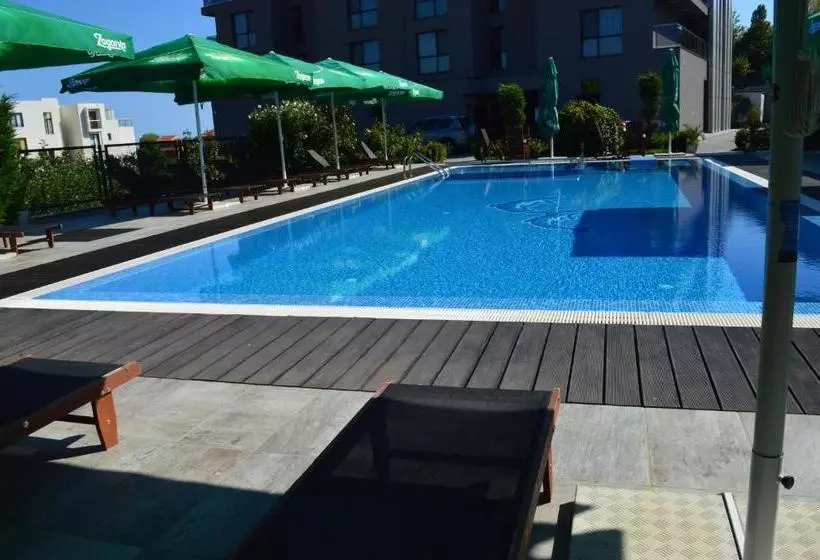 Hotelli Iva Resort