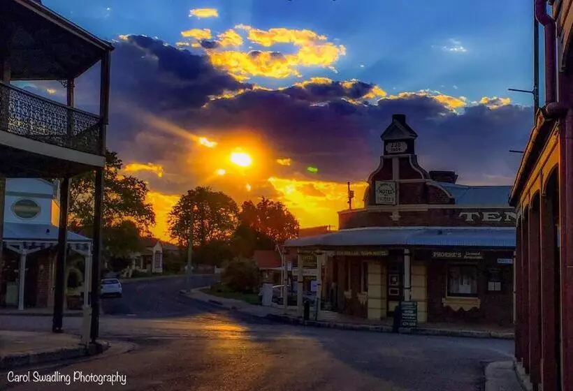 Ten Dollar Town Motel