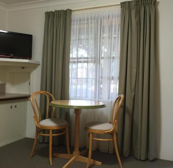 Ten Dollar Town Motel