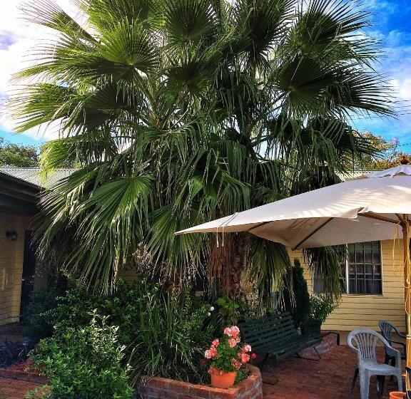 Ten Dollar Town Motel