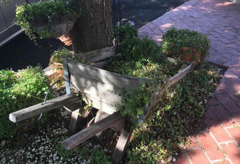 Ten Dollar Town Motel