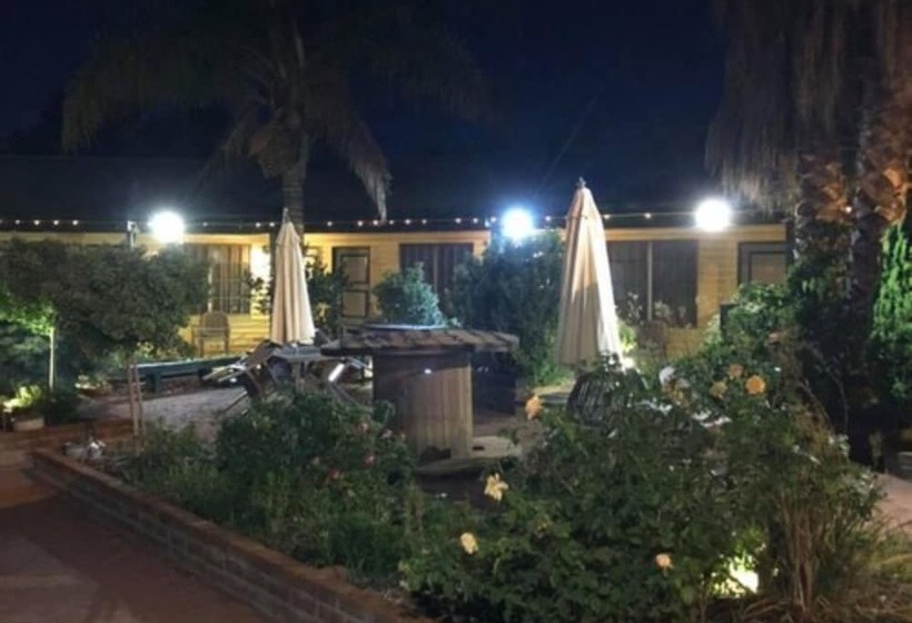 Ten Dollar Town Motel