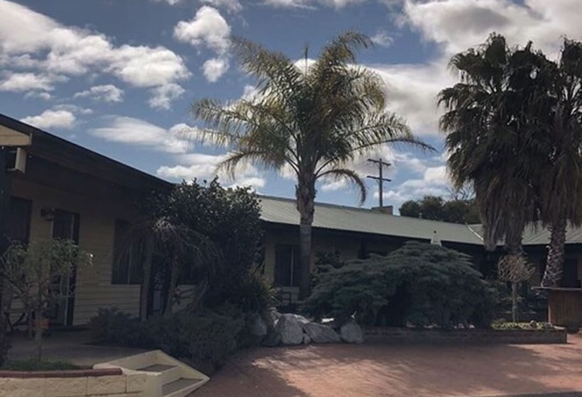 Ten Dollar Town Motel