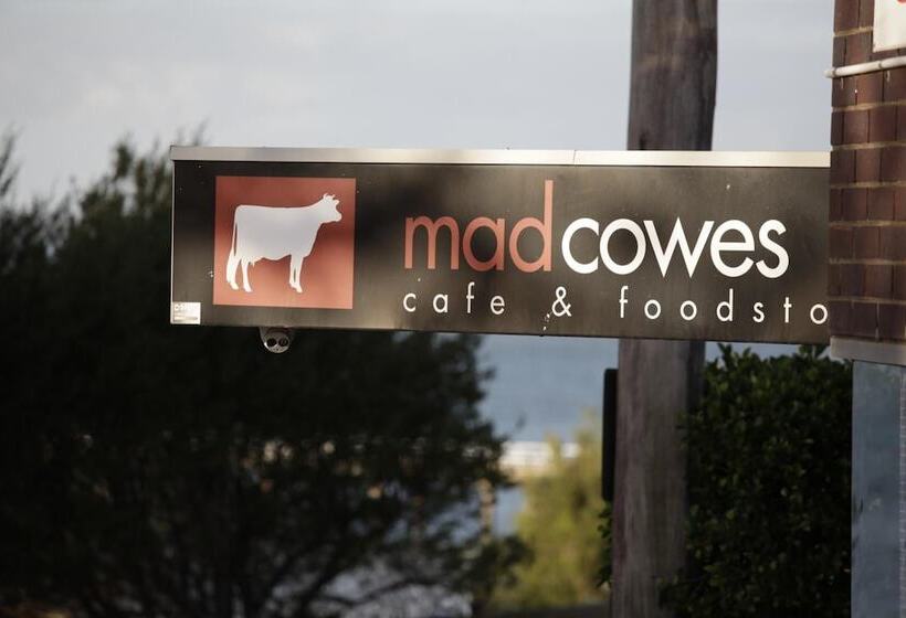 בית מלון כפרי The Castle  Villa By The Sea