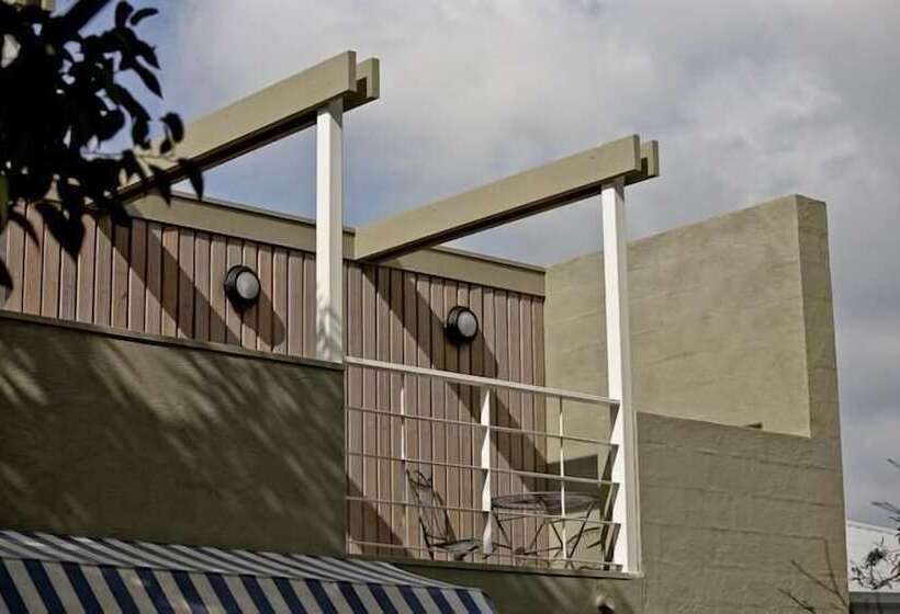 בית מלון כפרי The Castle  Villa By The Sea