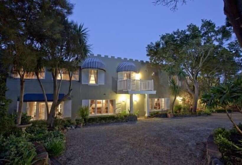 בית מלון כפרי The Castle  Villa By The Sea