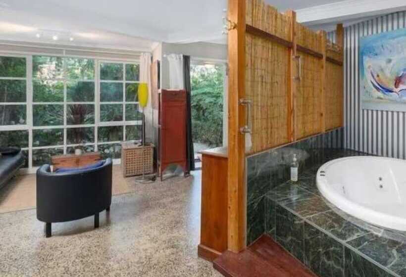 בית מלון כפרי The Castle  Villa By The Sea