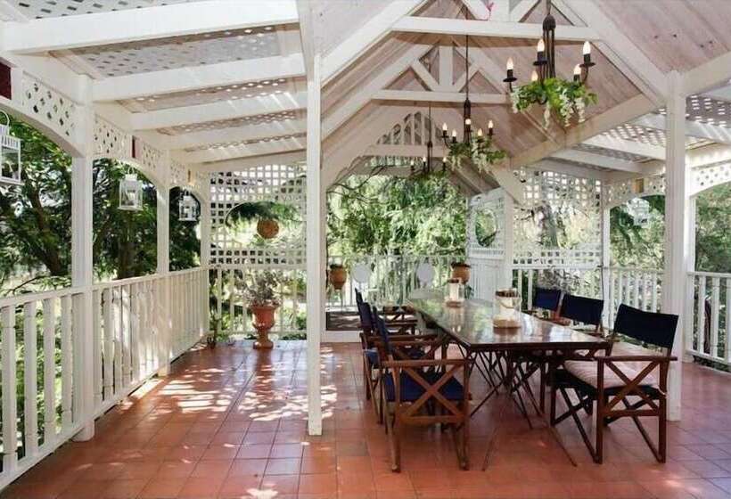 בית מלון כפרי The Castle  Villa By The Sea