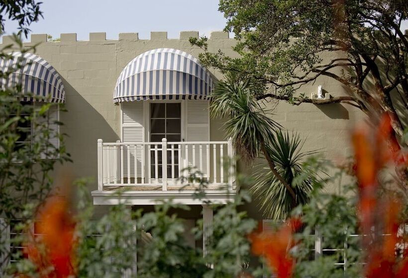 בית מלון כפרי The Castle  Villa By The Sea