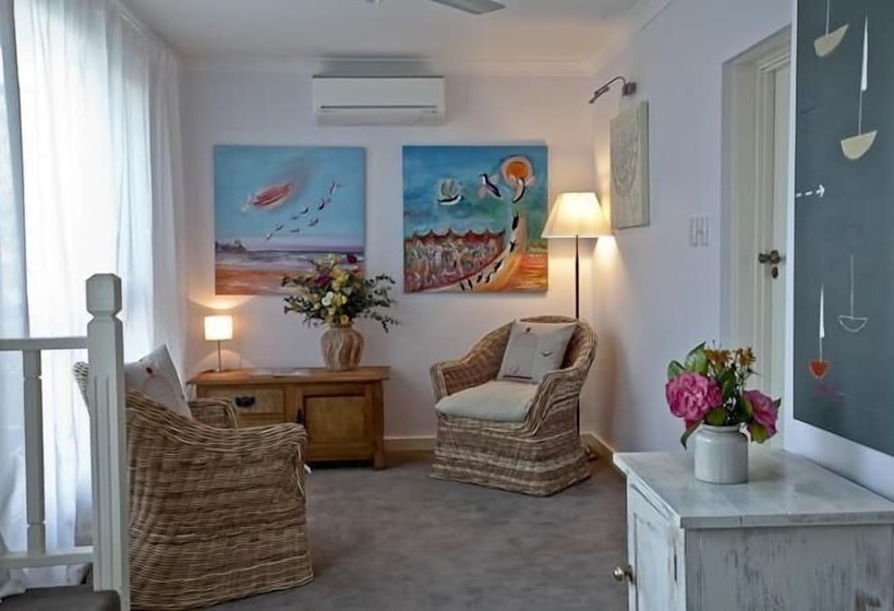 בית מלון כפרי The Castle  Villa By The Sea