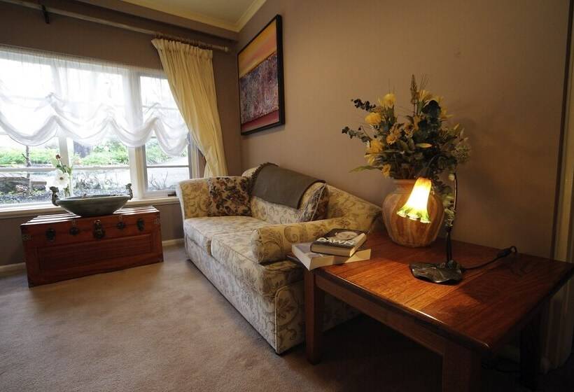 בית מלון כפרי The Castle  Villa By The Sea