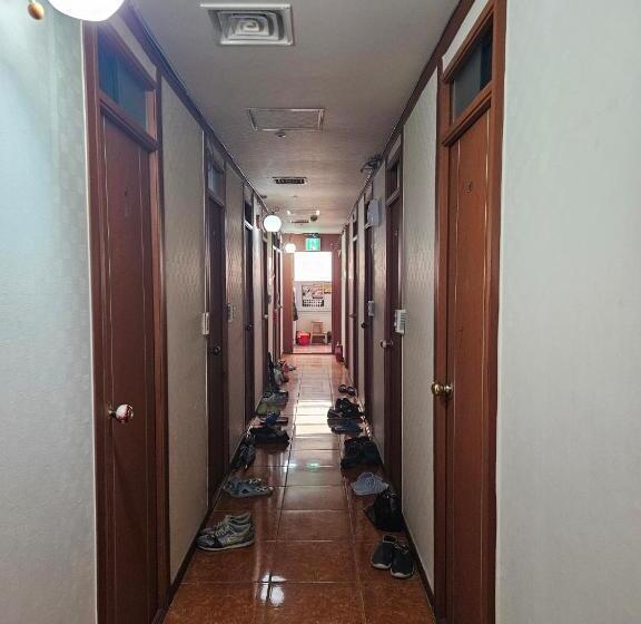 هاستل Mokhwatel