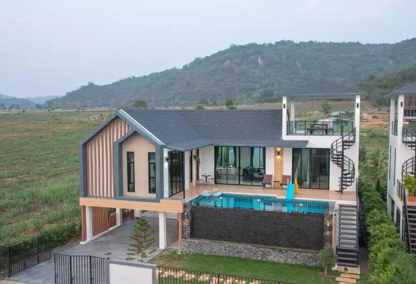 ペンション La Luna พูลวิลล่าเขาใหญ่