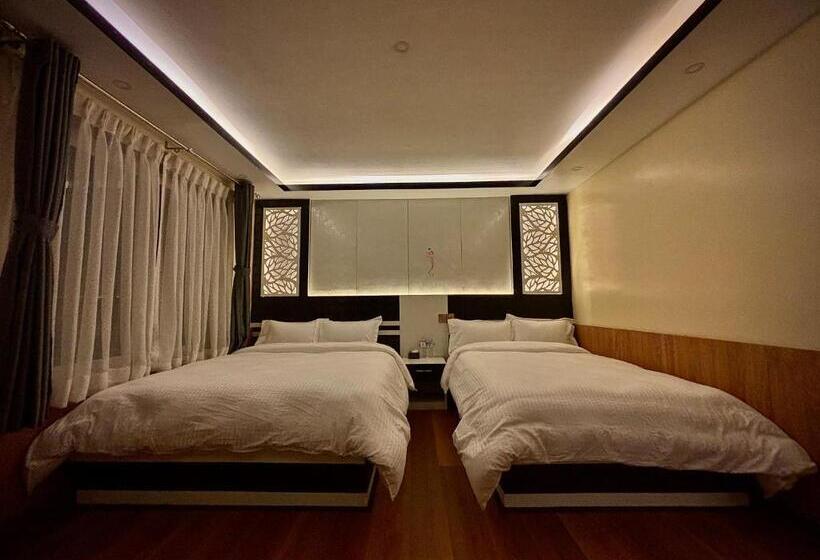 هتل Pine Tree Resort