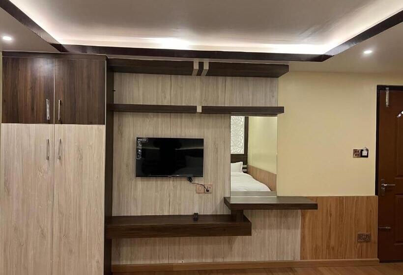 هتل Pine Tree Resort