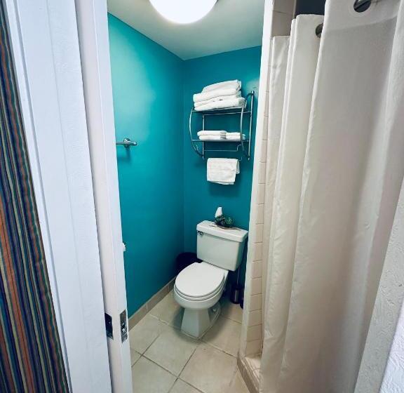 Condohotel 2 Blocks From Waikiki Beach