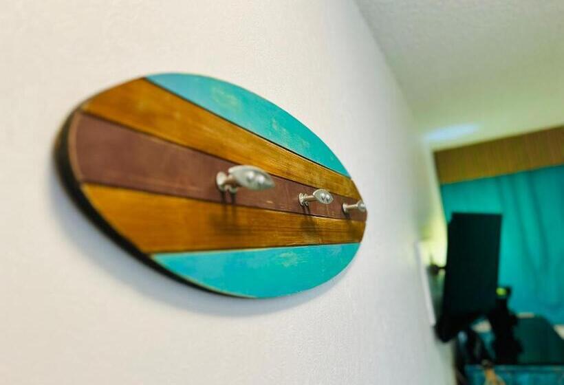 Condohotel 2 Blocks From Waikiki Beach