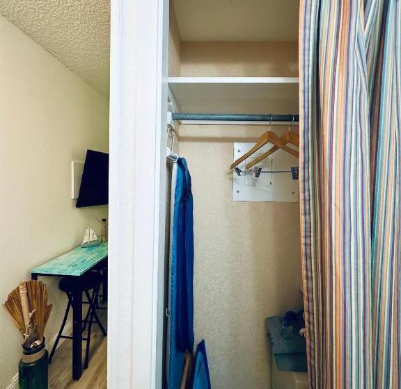 Condohotel 2 Blocks From Waikiki Beach