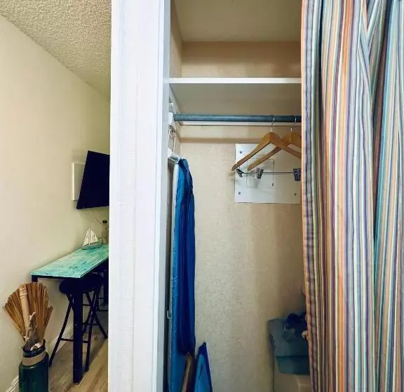 Condohotel 2 Blocks From Waikiki Beach
