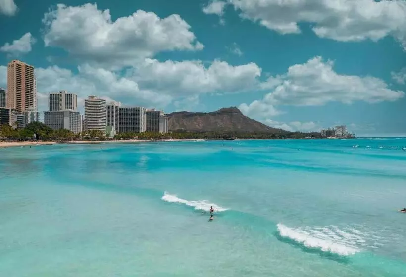 Condohotel 2 Blocks From Waikiki Beach