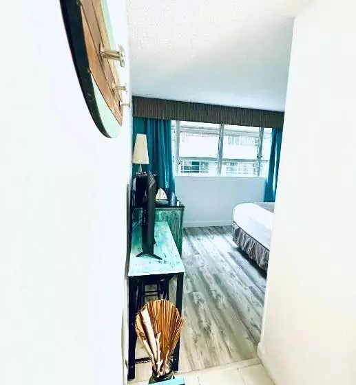 Condohotel 2 Blocks From Waikiki Beach