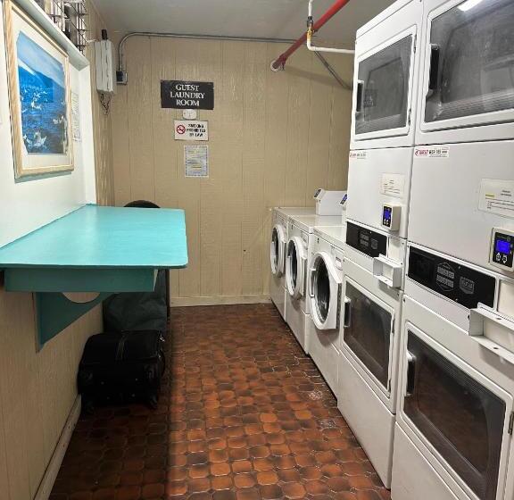 Condohotel 2 Blocks From Waikiki Beach
