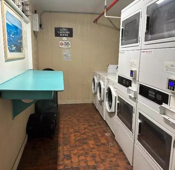 Condohotel 2 Blocks From Waikiki Beach