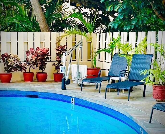 Condohotel 2 Blocks From Waikiki Beach